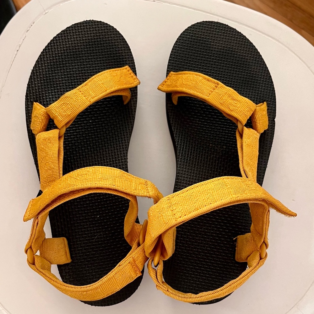 Tevas Flatform Universal in Textural Sunflower Yellow with black sole